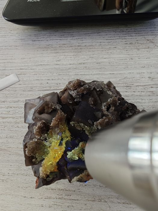 Fluorita cúbica negra, mineral raro