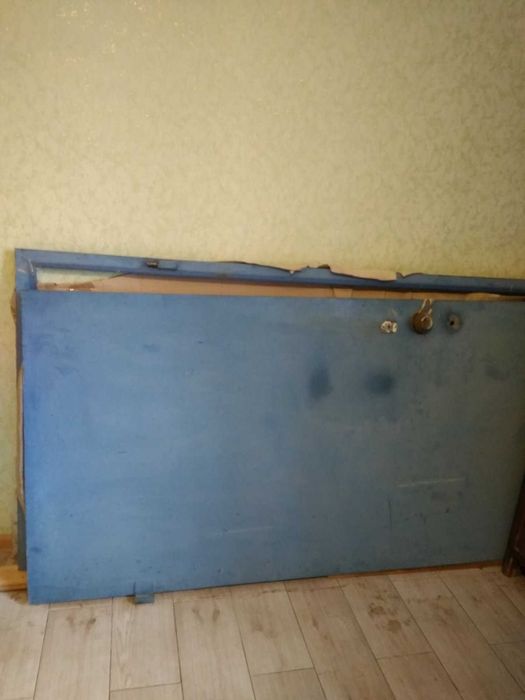 Дверь металлическая , без лутки.