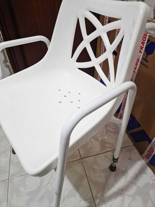 Cadeira de Banho com Braços Regulável em Altura