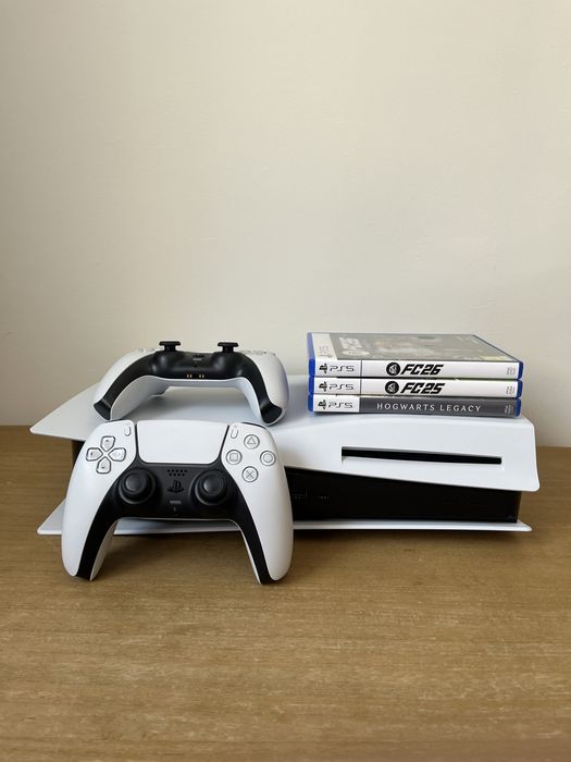 Playstation 5 c/ leitor de discos + 2 Comandos + 3 Jogos