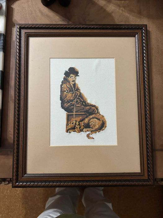 Bordado Ponto Cruz Artesanal Antigo Figura Sentada com Cão