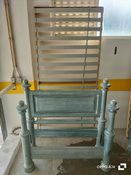 2 Camas de solteiro + mesa cabeceira