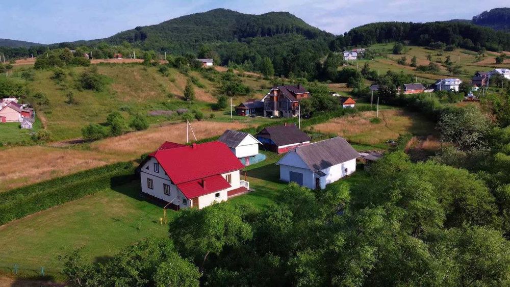 Продається будинок з ділянкою і меблями