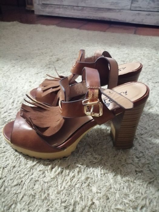 Sandálias com tacão