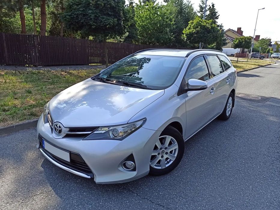 Toyota Auris 2014_DRL LED_KAMERA COFANIA_PARKTRONIK_Klimatronic_Bluetooth_Alufelgi