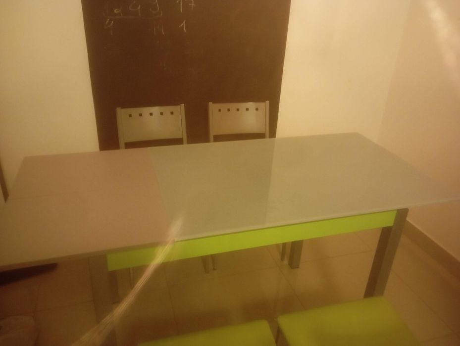 Mesa de cozinha - 4 cadeiras incluídas
