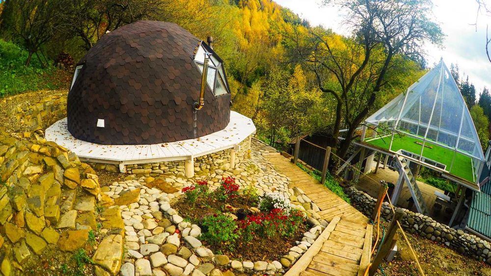 Земля з будинками в Карпатах Готовий бізнес / еко-комплекс в горах.