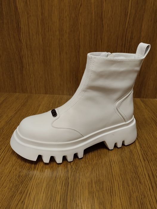 Нові білі осінні шкіряні чоботи