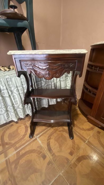 Conjunto de móveis em mogno, usados mas em bom estado geral: