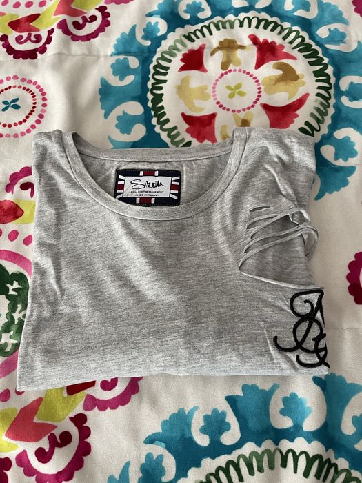 Roupa ( MARCA SIKSILK TAMANHO M ). Tudo original.