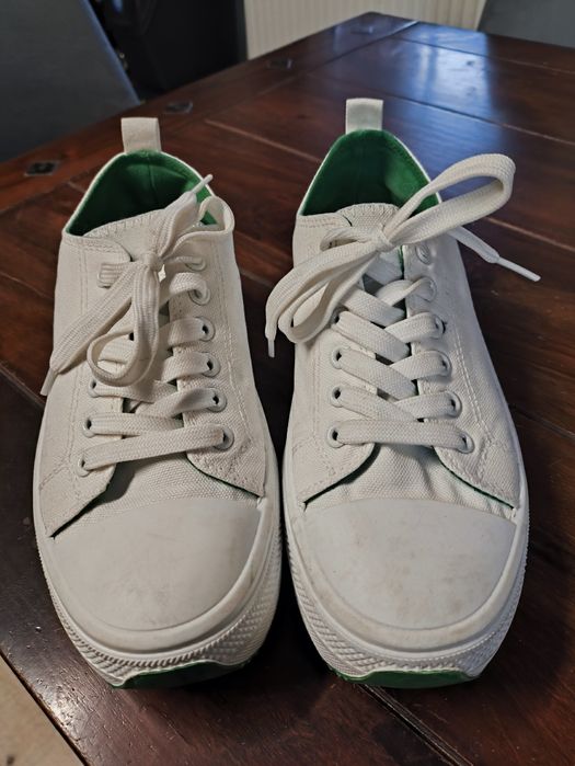 Buty na koturnie białe trampki