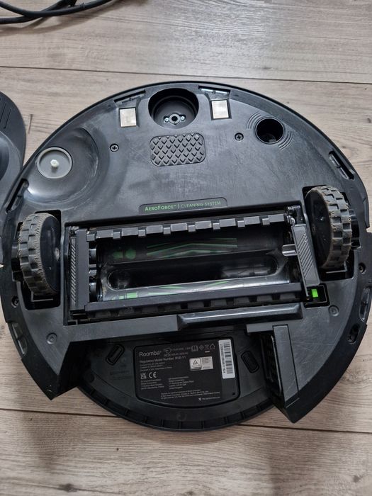 Robot sprzątający iROBOT Roomba j7+ ze stacją samoopróżniającą