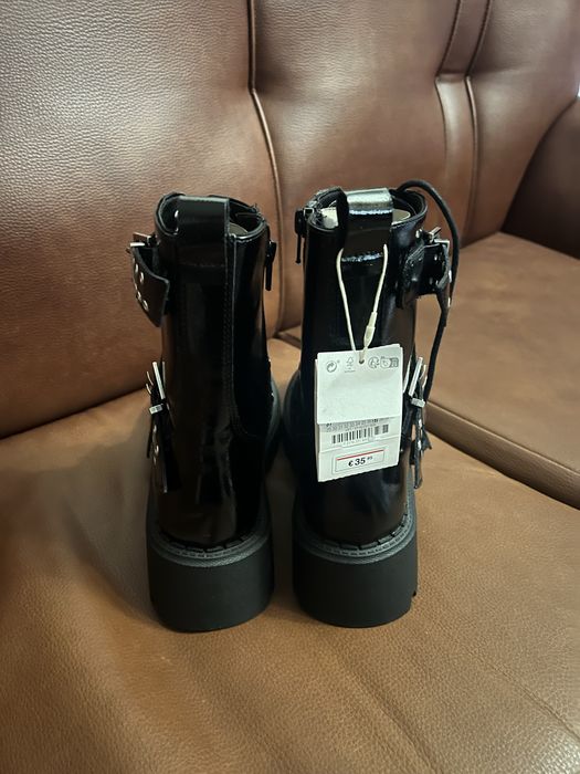Botas pretas da Zara com fivelas e atitude!