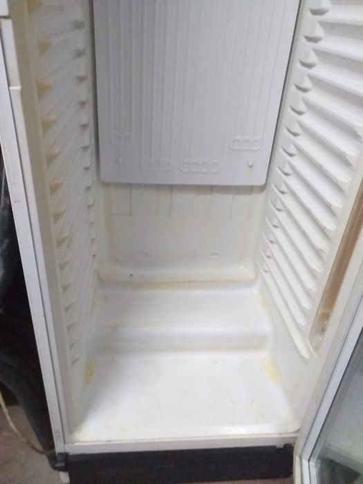 Добротний  великий холодильник