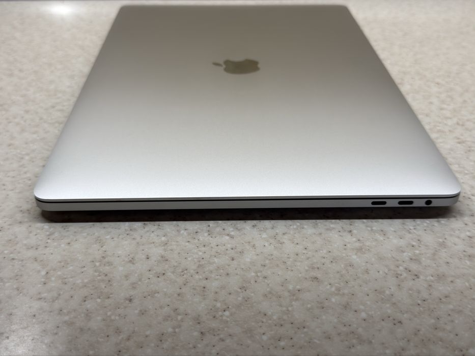 Срочная продажа MacBook Pro 15 2019 в отличном состоянии