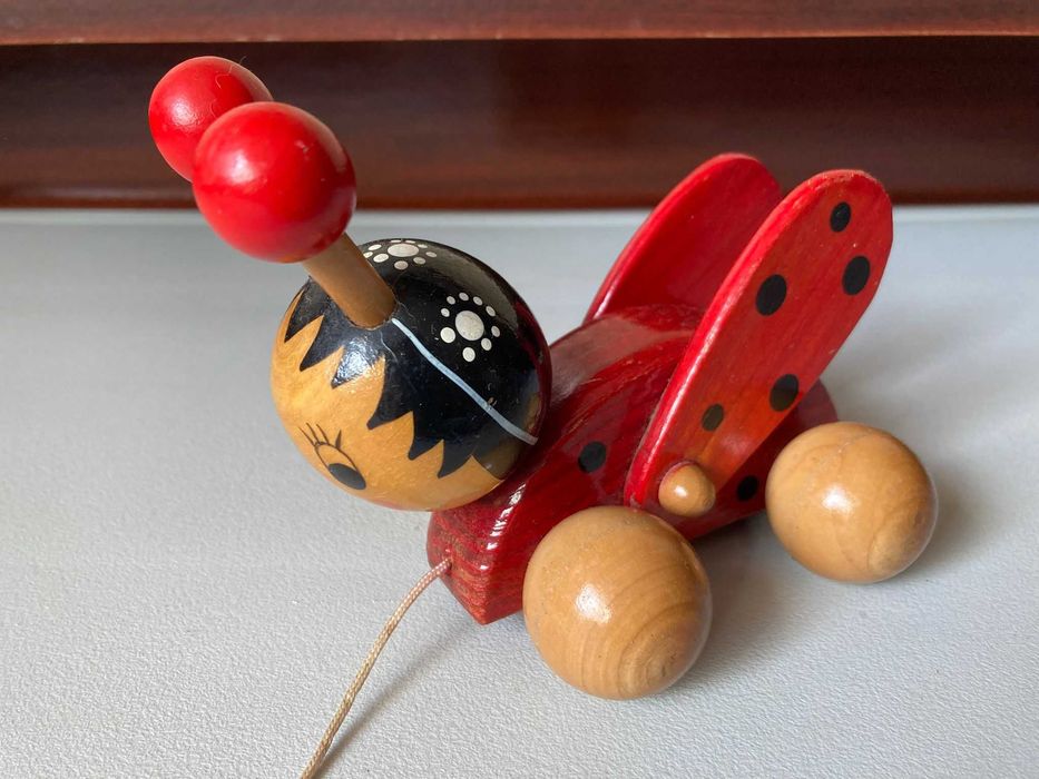 Brinquedo de Madeira Antigo - Joaninha