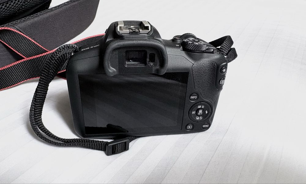 Canon EOS R100+ 2 objetivas (18-45mm e 75-300mm) + Mala cullmann