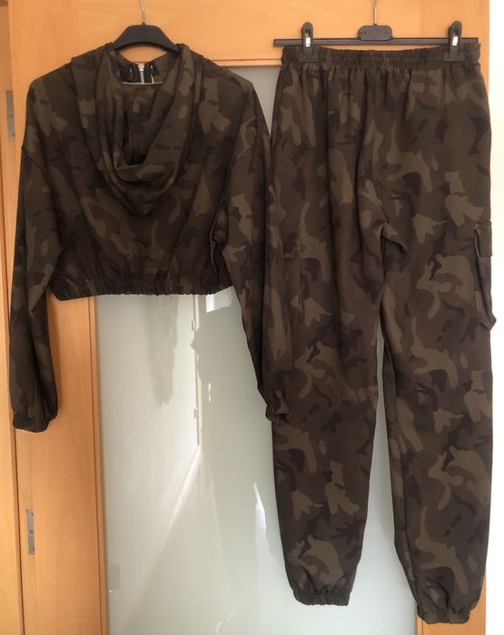 Conjunto casaco e calça cargo cor tropa