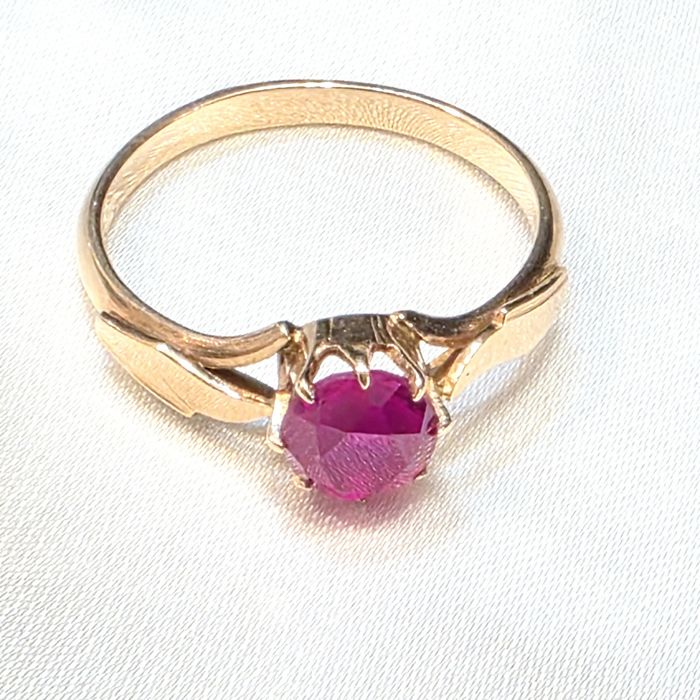 Złoty radziecki pierścionek z rubinkiem