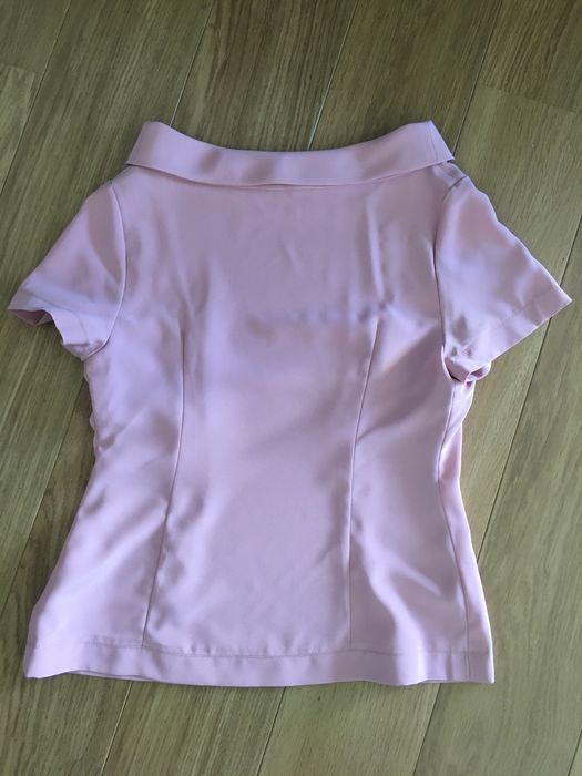 Blusa em tom de rosa, com tecido de ligeiro brilho
