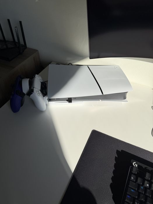 Ps5 z napędem + 2 pady + adapter