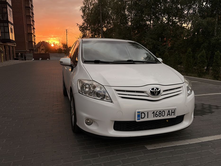 В продажу Toyota Auris 2010 рестайлінг