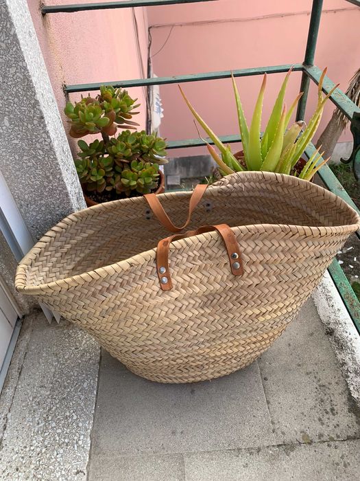 Cesta de vime natural artesanal com alças de couro