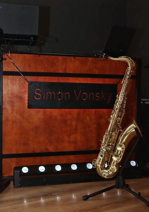DJ & saksofonista Simon Vonsky  konferansjer, wodzirej