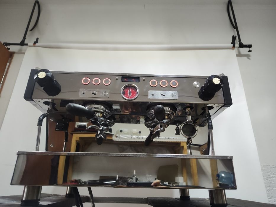 Професійна кавомашина La marzocco linea pb