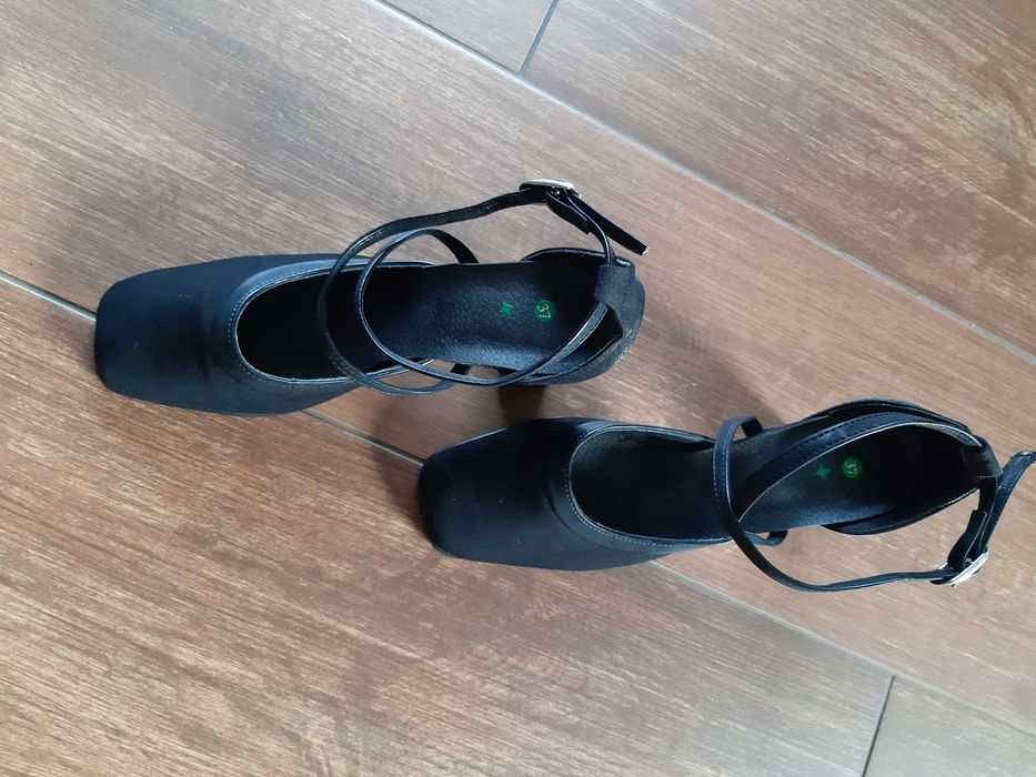 Buty czarne na obcasie