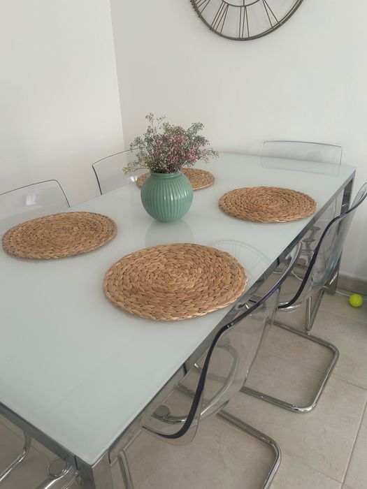 Mesa de vidro e seis cadeiras