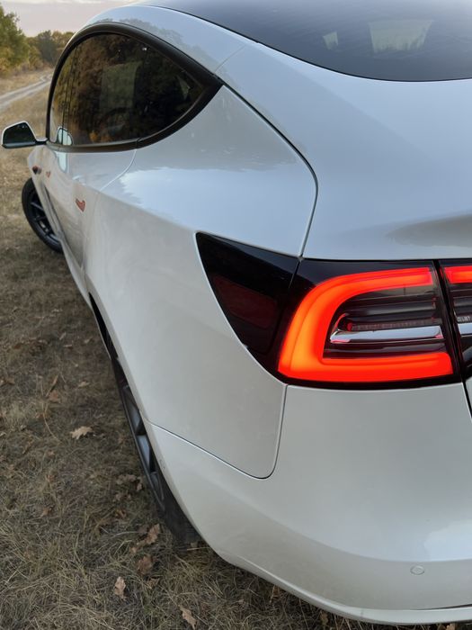 Белая Тесла Tesla Model 3 2020 restyling рестайлінг 60 kWt