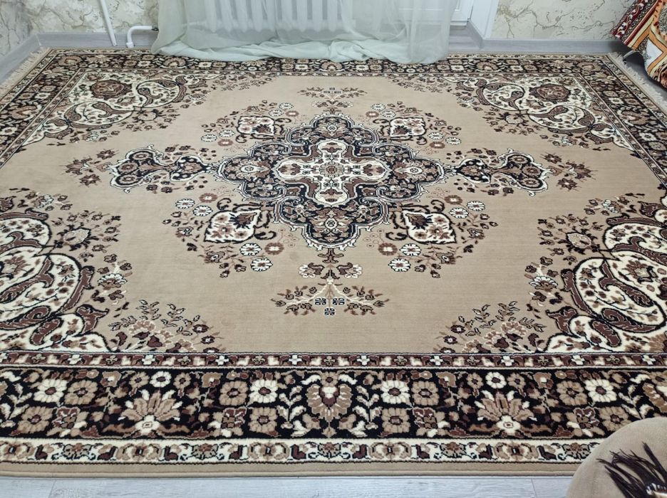 Продается ковер размер 280/370 большой