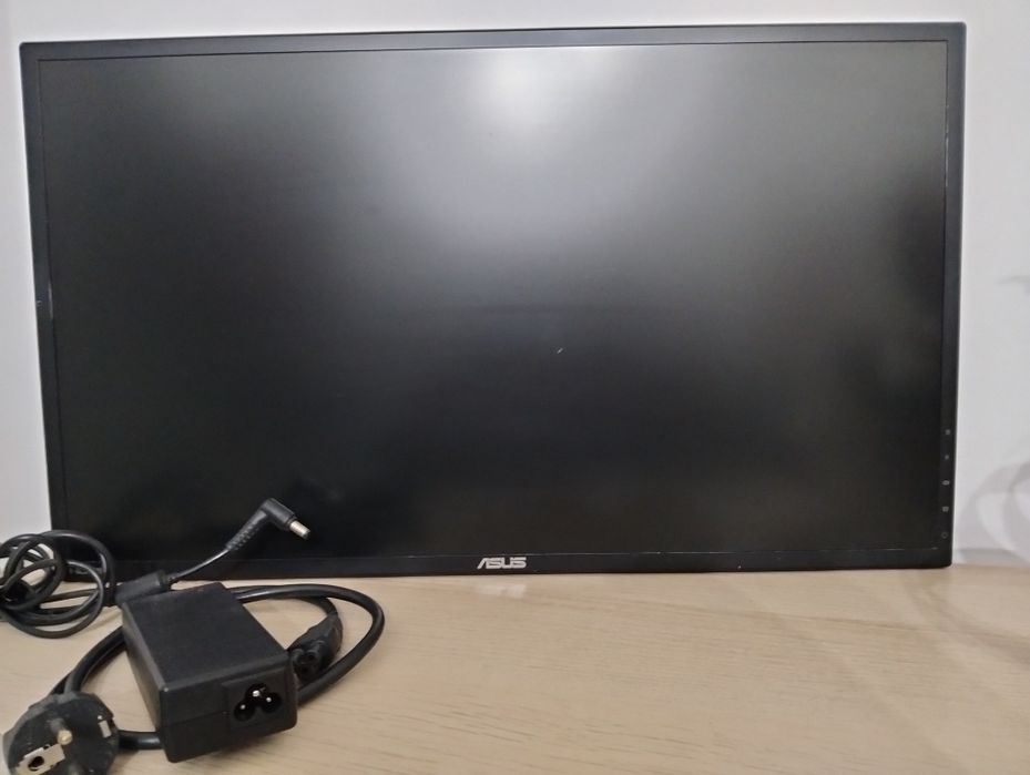 Monitor de computador e teclado