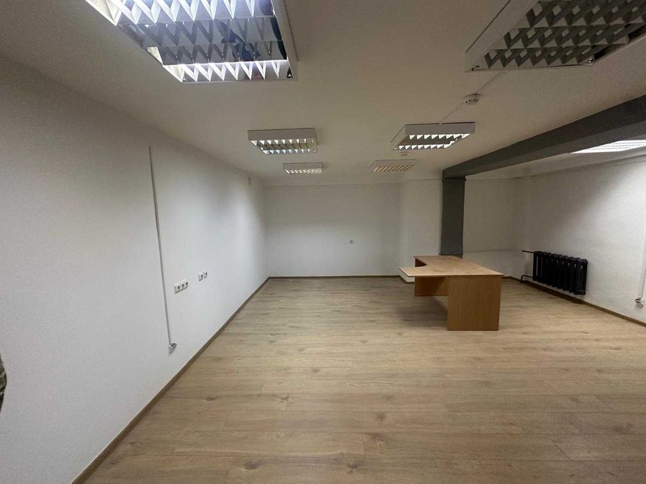 Оренда окремого нежитловго (офісного) приміщення 775 м.кв., Ризька,12