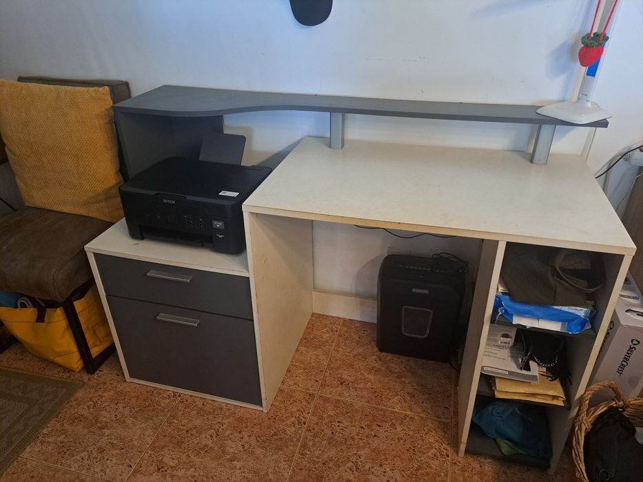 Secretaria branco e cinza