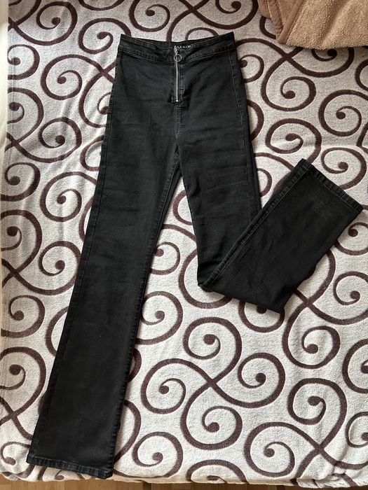 Czarne dzwony z zamkiem na środku Sinsay