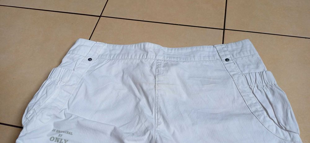 Spodenki roz 40 biale only z kieszeniami