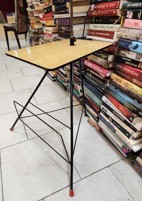 Lampa podłogowa ze stolikiem gazetownikiem /PRL