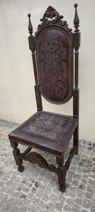 Cadeiras de sala antigas em pele trabalhada