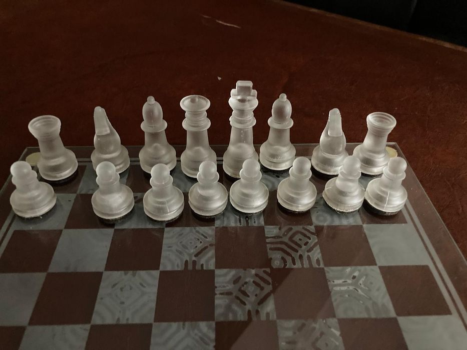 Chess Set with Transparent Plastic Pieces464799512983644162