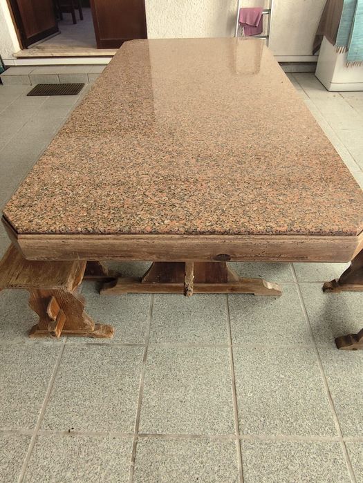 Mesa em granito + 6 bancos