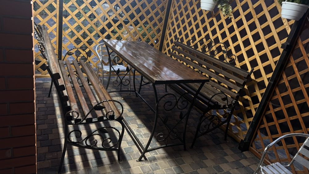 Кованый деревяный стол с лавками