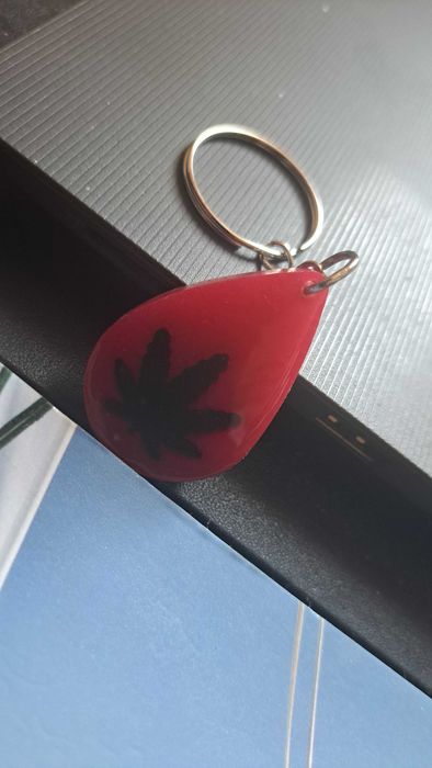 Handmade Breloczek czerwony z symbolem konopi