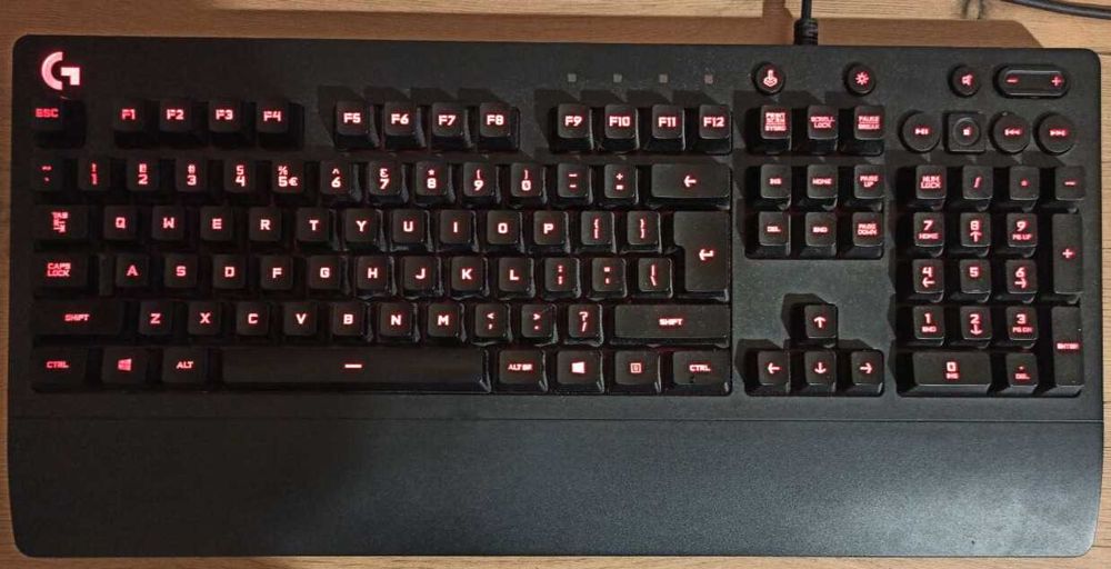 Dwuletni komputer PC AMD z monitorem GIGABYTE oraz klawiaturą i myszą