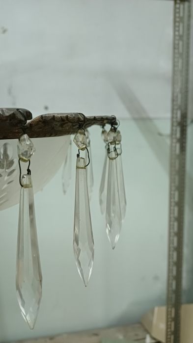 Candeeiro antigo de teto com pingentes