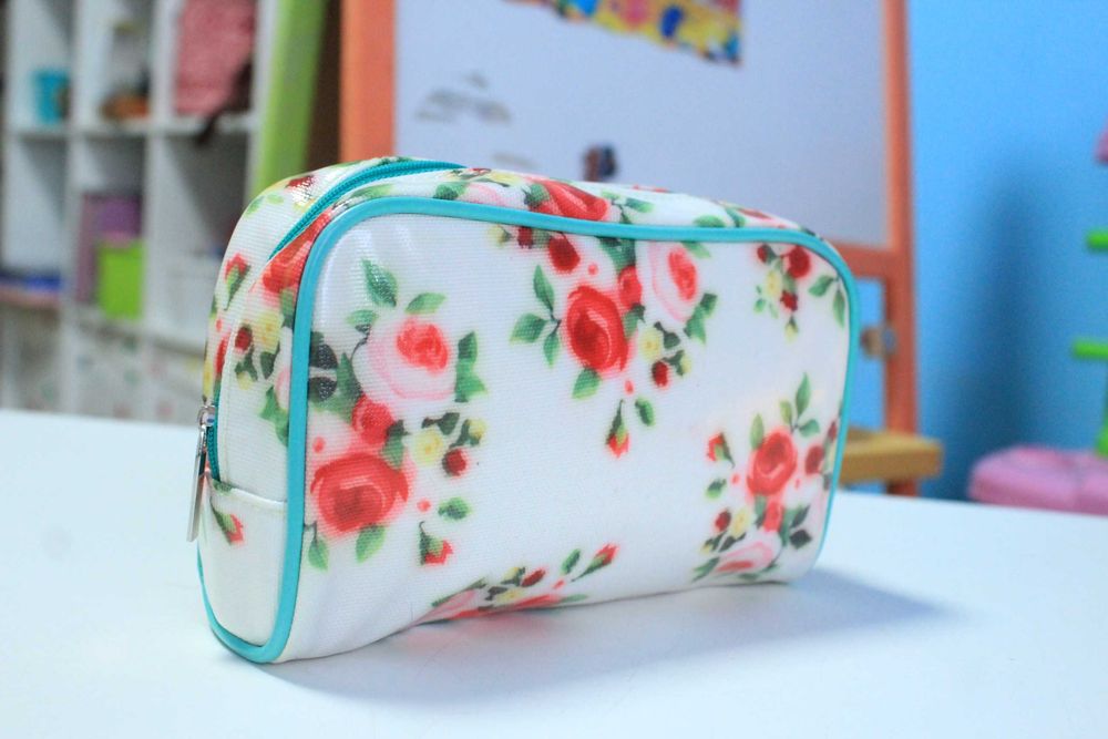 Косметичка або пенал непромокаємий.