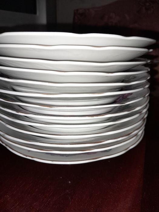 Набор тарелок по 12 штук. Глубокие и мелкие