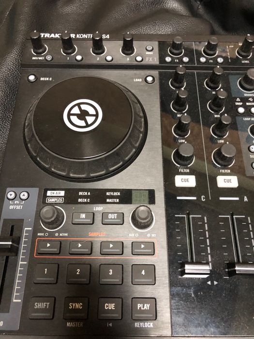 Controlador de Dj traktor kontrol S4