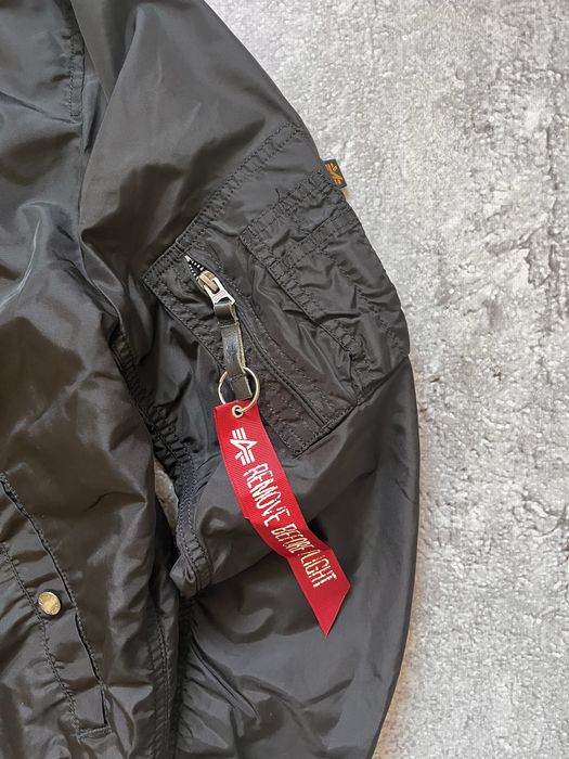 Чорний Бомбер від Alpha Industries — zdjęcie 3